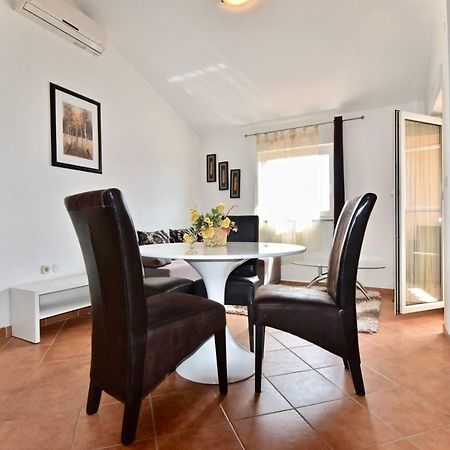 Comfortable Apartment Near The Hidrobaza Beach Štinjan Buitenkant foto