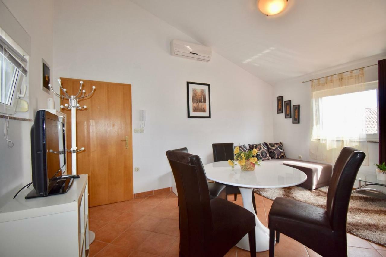 Comfortable Apartment Near The Hidrobaza Beach Štinjan Buitenkant foto